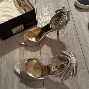 Badgley Mischka silver heels with bow size 7